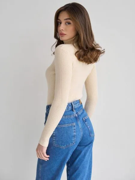 Women's fitted turtleneck sweater - elegance and versatility