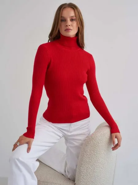 Women's fitted turtleneck sweater - elegance and versatility