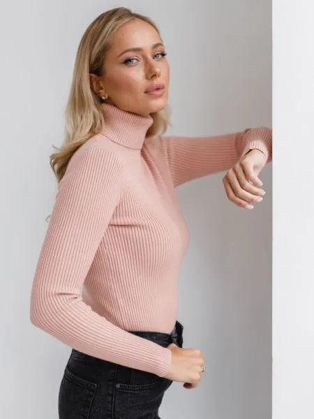 Women's fitted turtleneck sweater - elegance and versatility